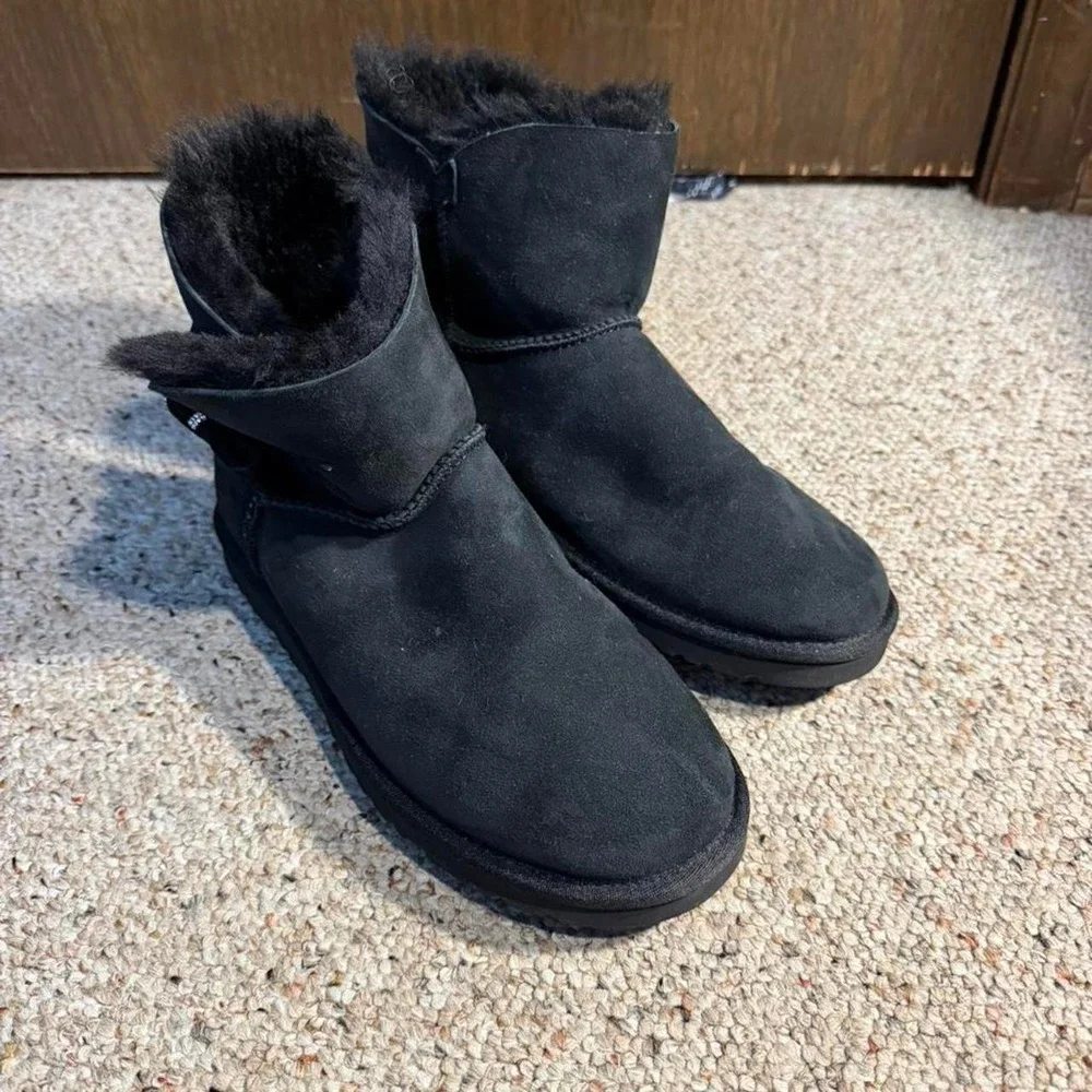 UGG‎ Australia Bailey Bow Mini Black Sheepskin Suede Winter Boots Women's Size 9
